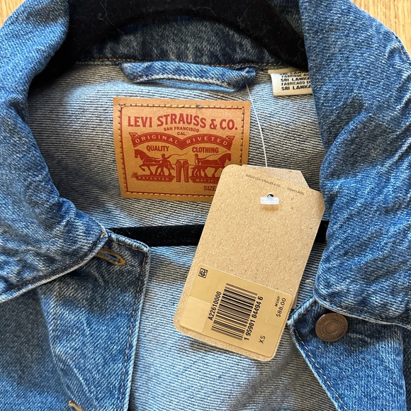 NWT Levi’s Oversized Denim Jacket - Picture 3 of 3